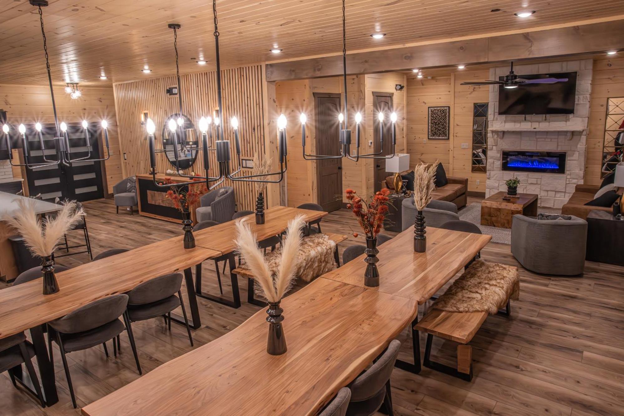 Luxury 12-Bedroom Cabin With Indoor Pool, Hot Tub & Movie Theater, Sleeps 36 Sevierville Εξωτερικό φωτογραφία